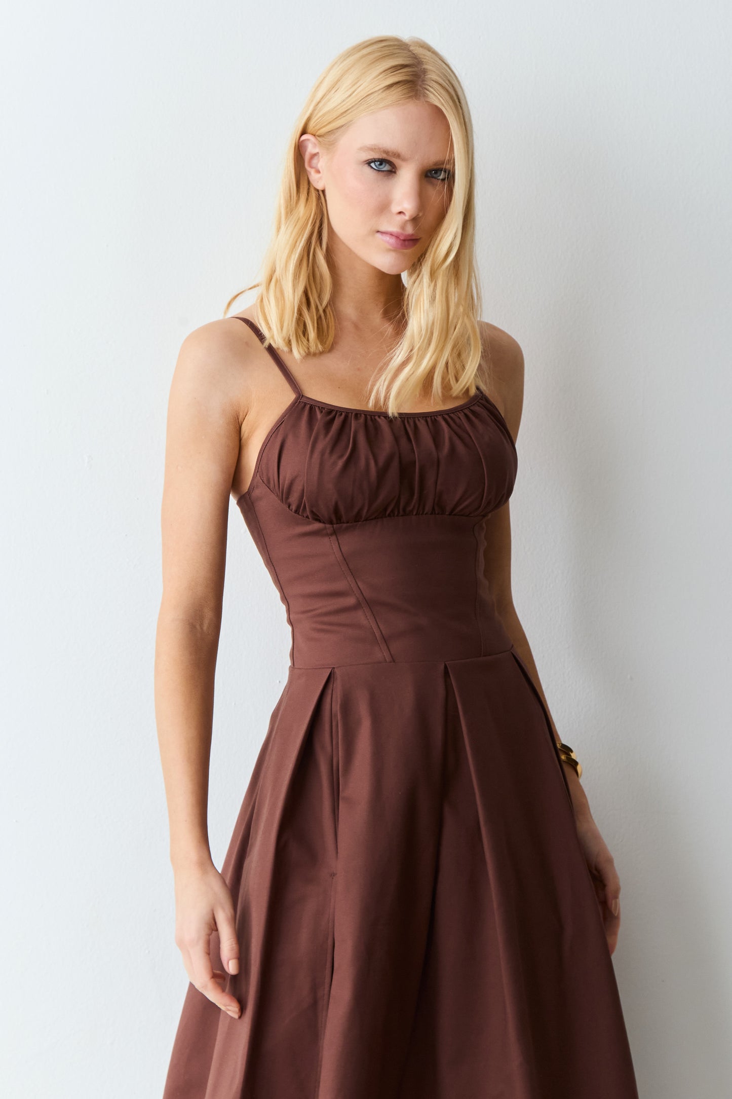 VESTIDO MIDI ACINTURADO COM FRAZIDOS BUSTO E PREGAS MARROM ESCURO
