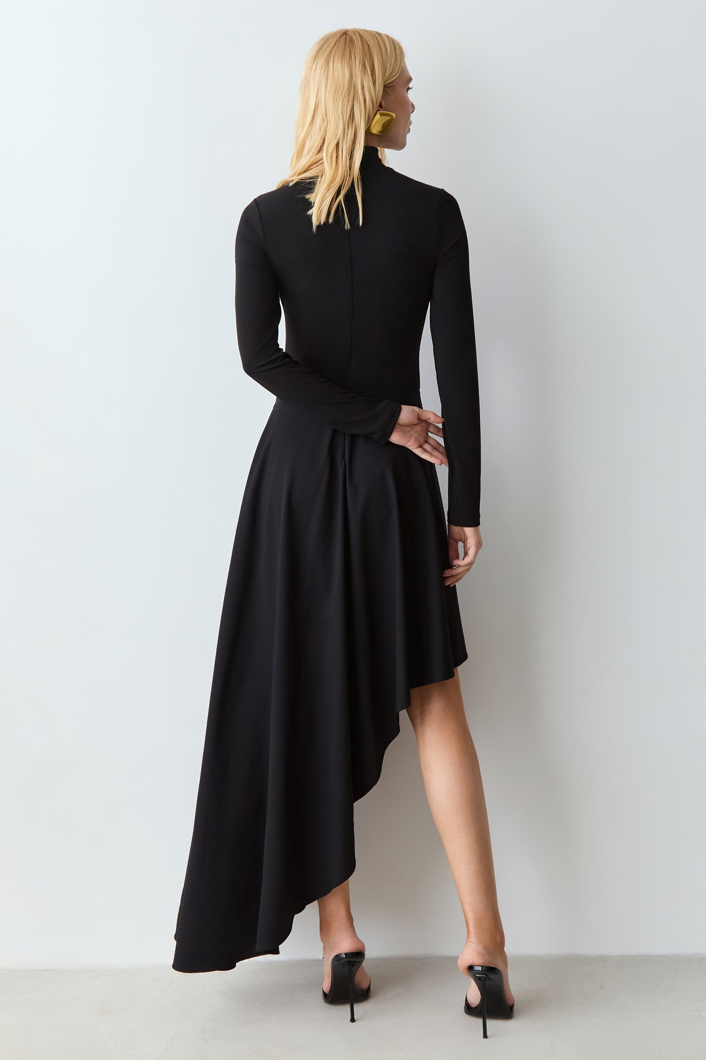 VESTIDO MIDI GOLA ALTA BARRA ASSIMETRICA ESTRUTURADA PRETO