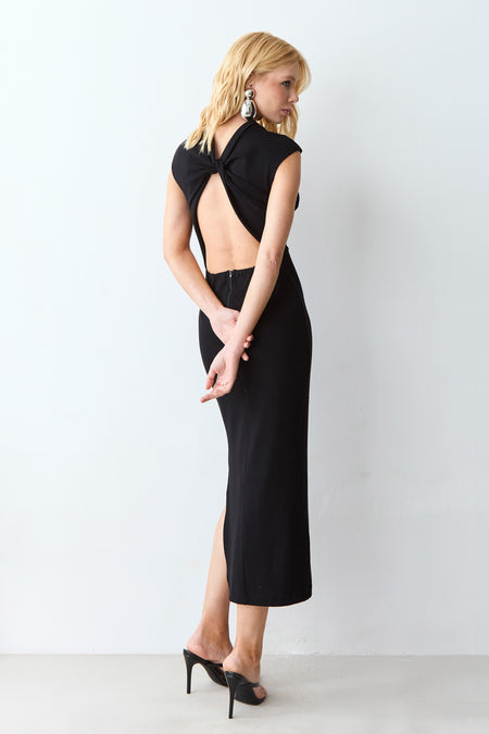 VESTIDO MIDI ABERTURA E TORCAO COSTAS GOLA MEDIA PRETO