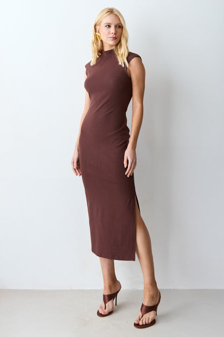 VESTIDO MIDI ABERTURA E TORCAO COSTAS GOLA MEDIA MARROM ESCURO
