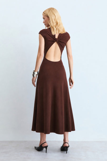 VESTIDO MIDI ABERTURA E TORCAO COSTAS GOLA MEDIA MARROM ESCURO