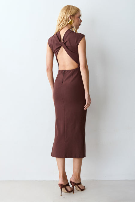 VESTIDO MIDI ABERTURA E TORCAO COSTAS GOLA MEDIA MARROM ESCURO