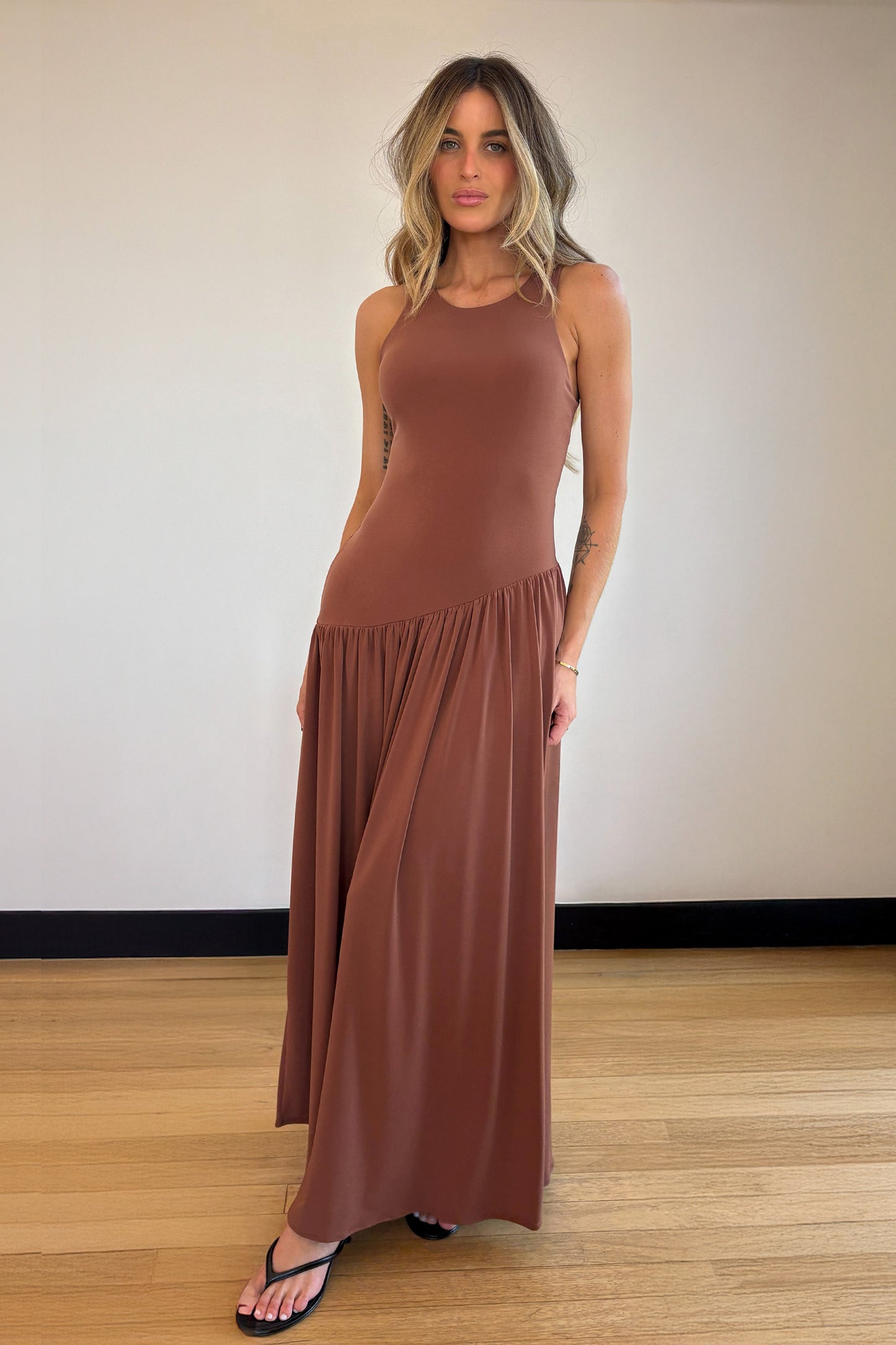 VESTIDO MIDI DECOTE NADADOR E SAIA ASSIMETRICA MARROM