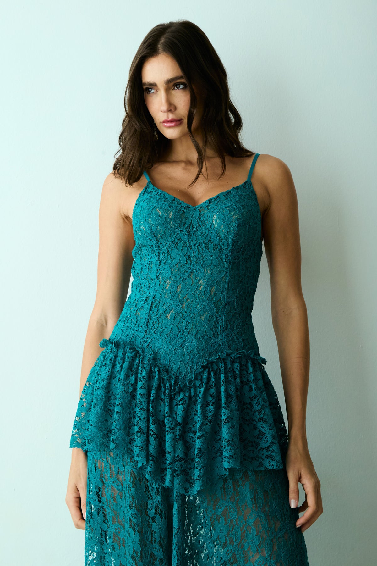 VESTIDO MIDI EM RENDA DECOTE V E DETALHE BABADO VERDE ESMERALDA