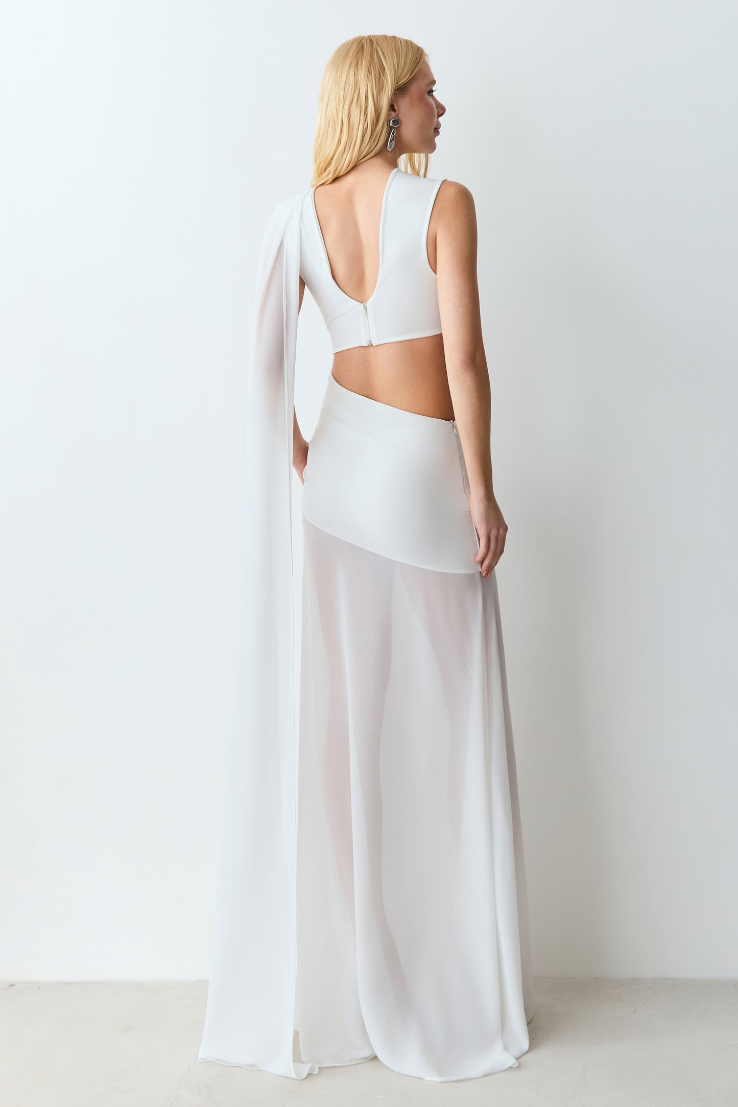 VESTIDO LONGO COM ABERTURA LATERAL E FAIXA FLUIDA OFF WHITE