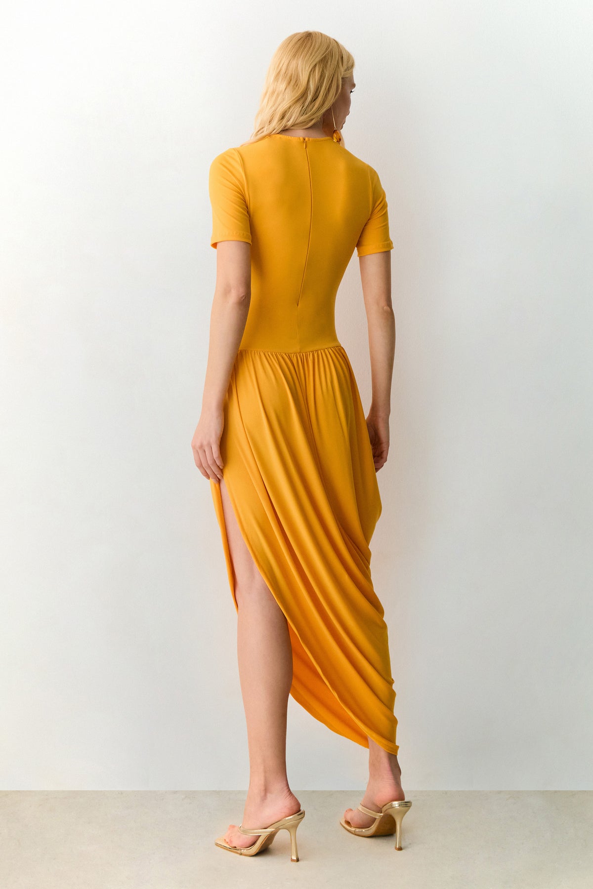 VESTIDO MIDI MANGA CURTA SAIA COM CAIMENTO BALONE LARANJA MANGA
