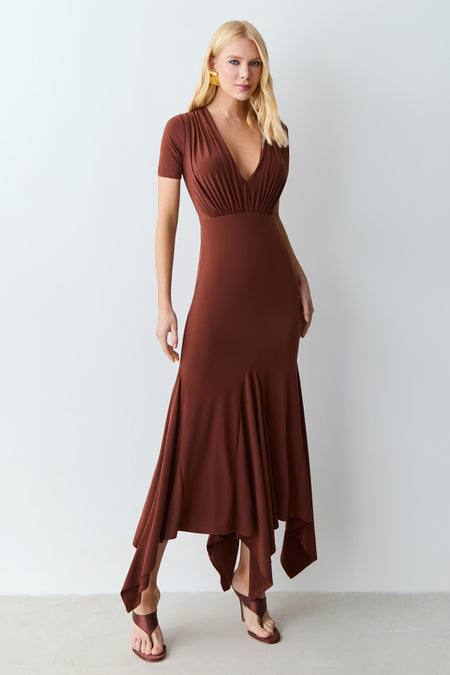 VESTIDO MIDI DRAPEADOS BUSTO E SAIA ASSIMETRICA FLUIDA MARROM
