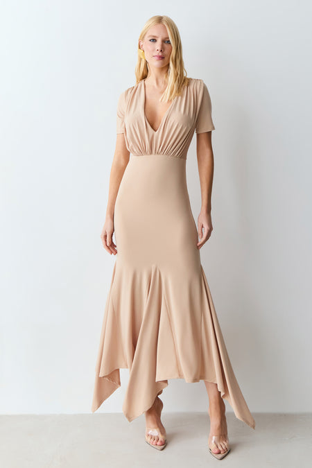 VESTIDO MIDI DRAPEADOS BUSTO E SAIA ASSIMETRICA FLUIDA BEGE ARGILA