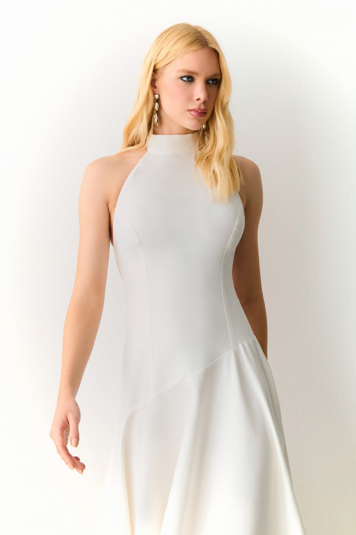 VESTIDO MIDI GOLA MEDIA FRENTE UNICA COM AMARRACAO OFF WHITE