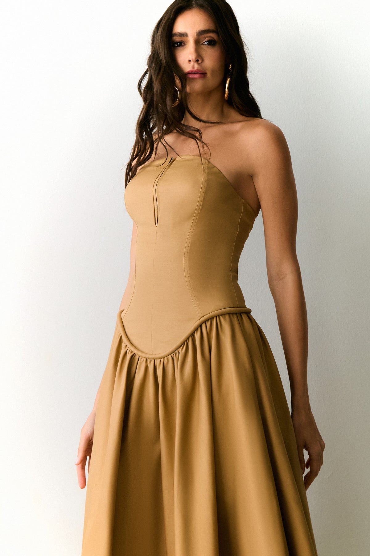 VESTIDO MIDI TOMARA QUE CAIA ZIPER DE METAL FRONTAL KAKI
