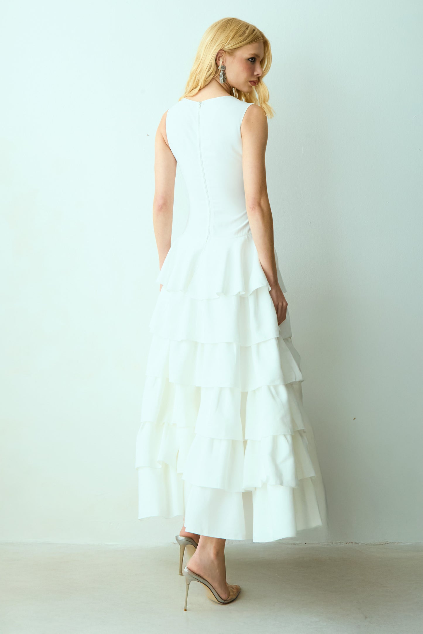 VESTIDO MIDI ALONGADO COM BABADOS E VOLUME SAIA OFF WHITE