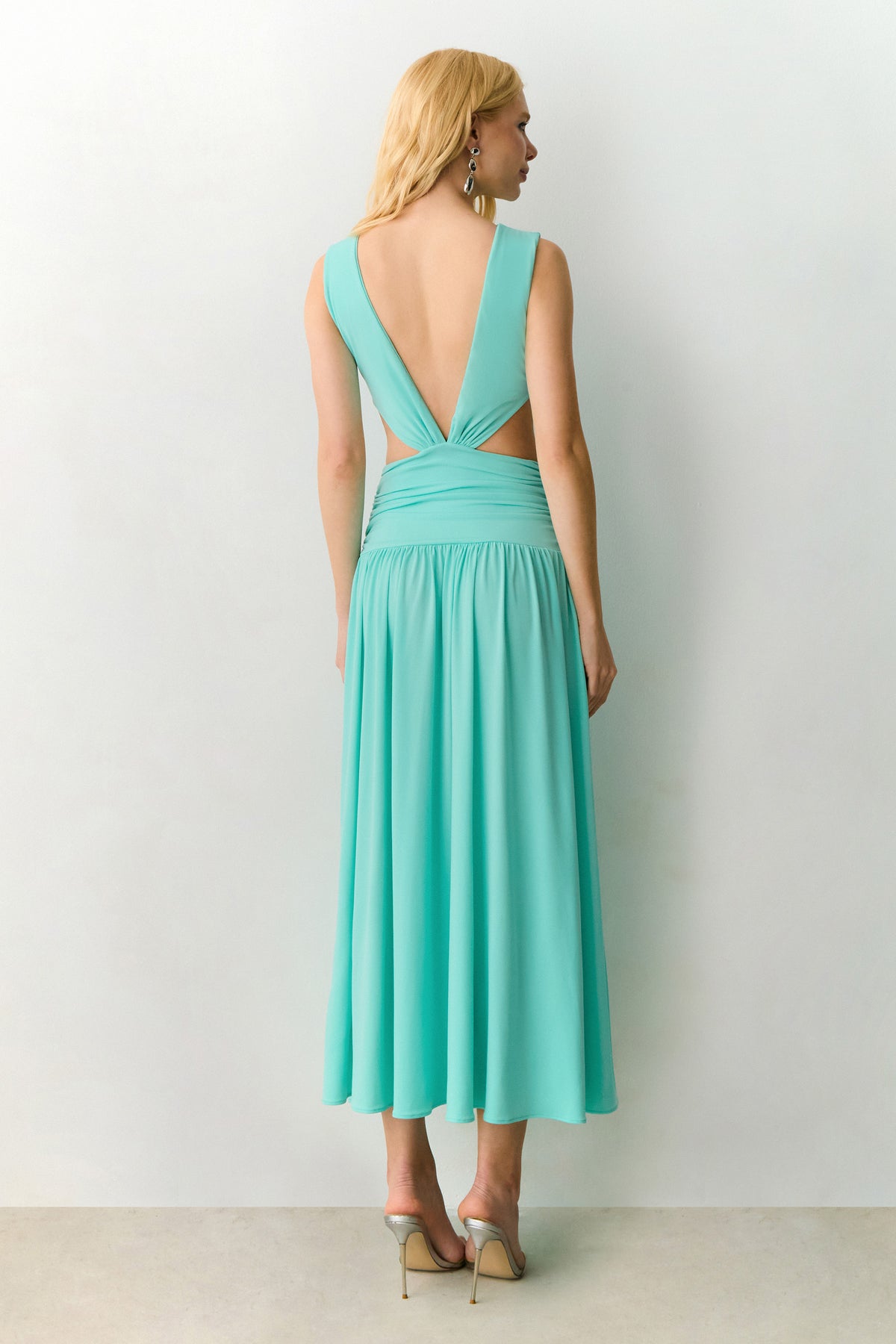 VESTIDO MIDI DECOTE V COSTAS E ABERTURAS LATERAIS VERDE BRISA