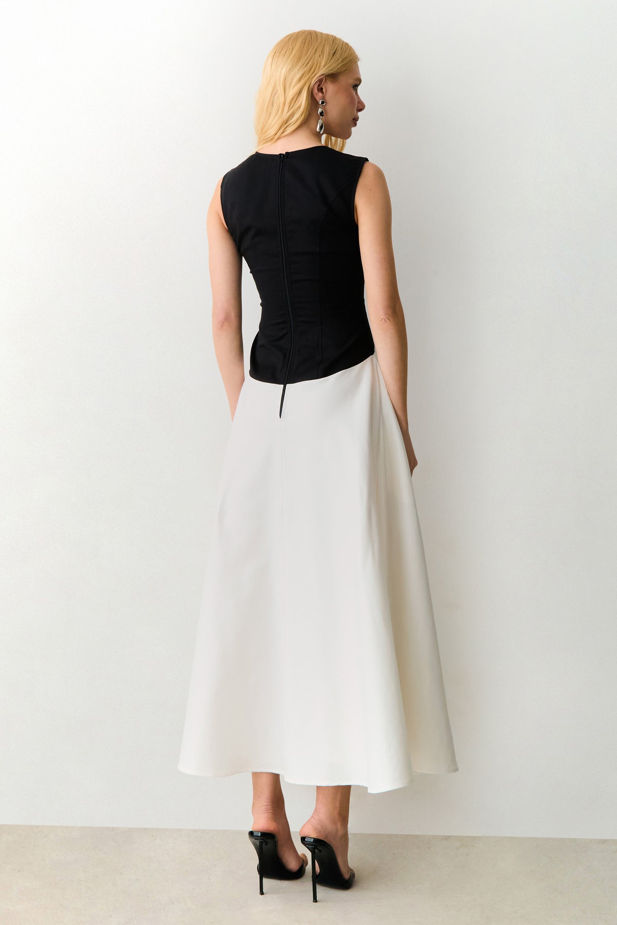 VESTIDO MIDI COM DECOTE RETO E ALCAS LARGAS PRETO COM OFF WHITE