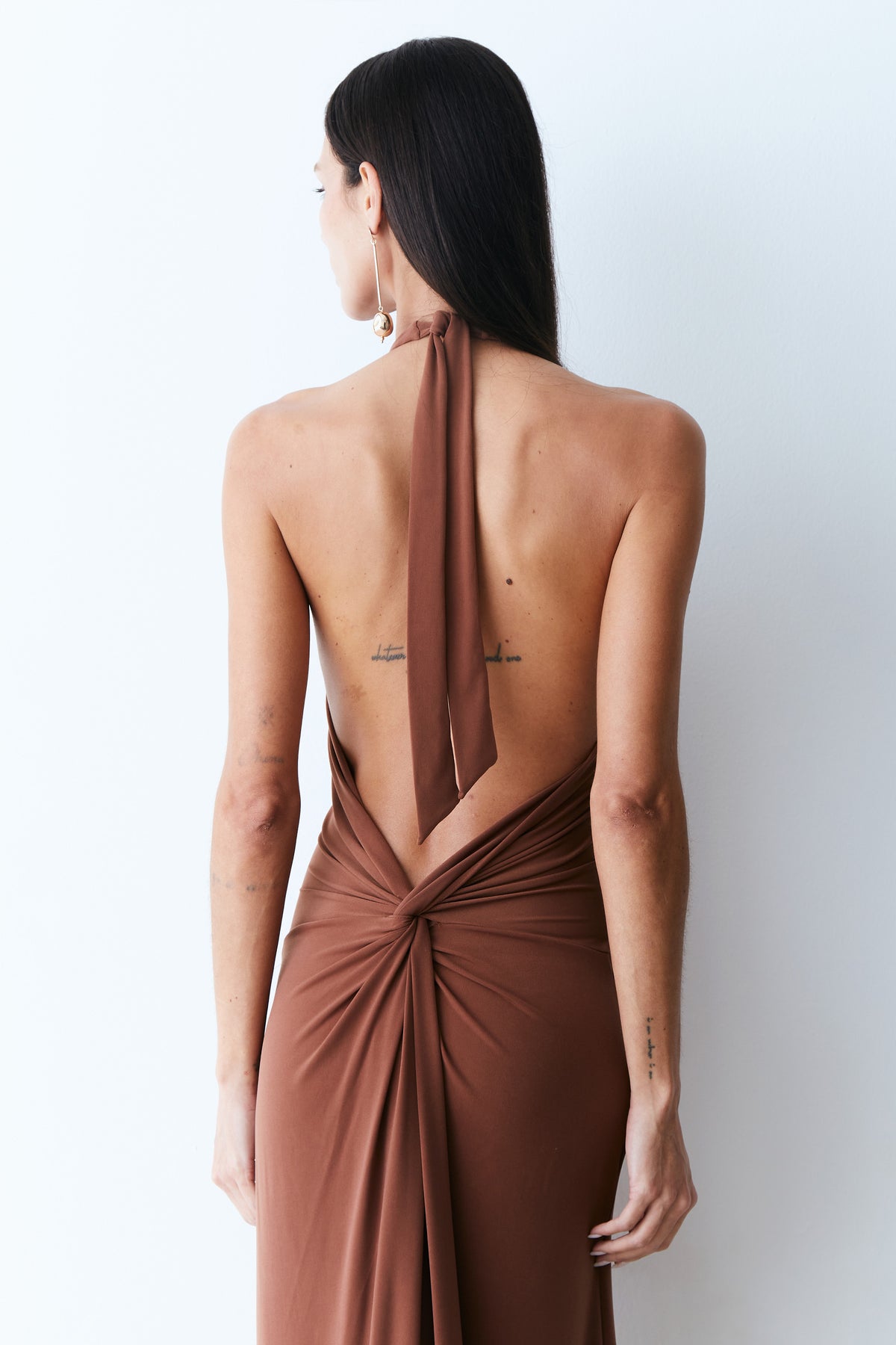 VESTIDO LONGO DECOTE V FRENTE UNICA E TORCAO COSTAS MARROM