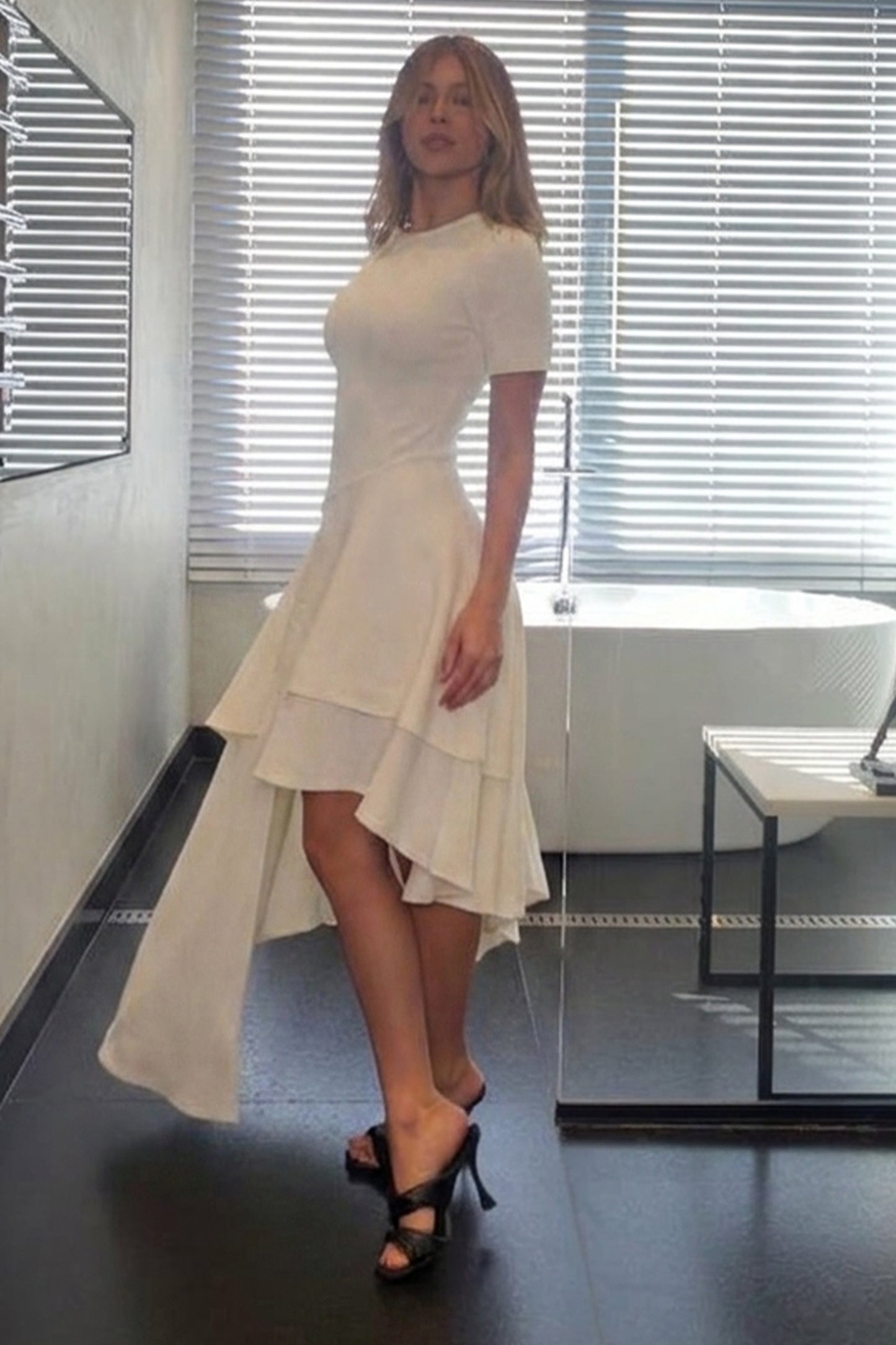 VESTIDO MIDI SAIA COM RECORTES ASSIMETRICOS OFF WHITE
