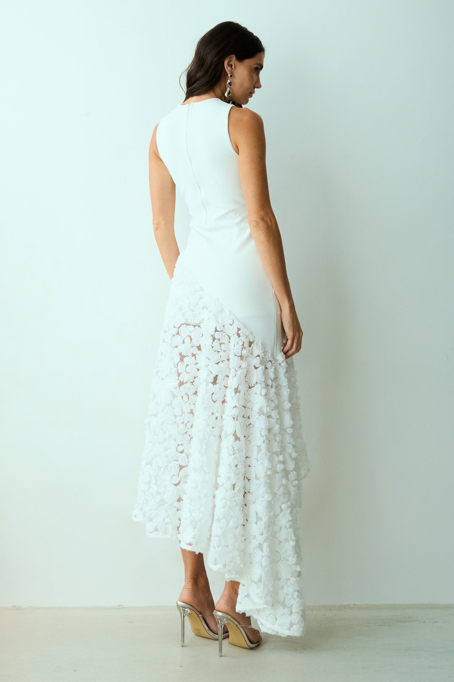 VESTIDO MIDI BARRA COM VOLUME ASSIMETRICA EM TULE OFF WHITE