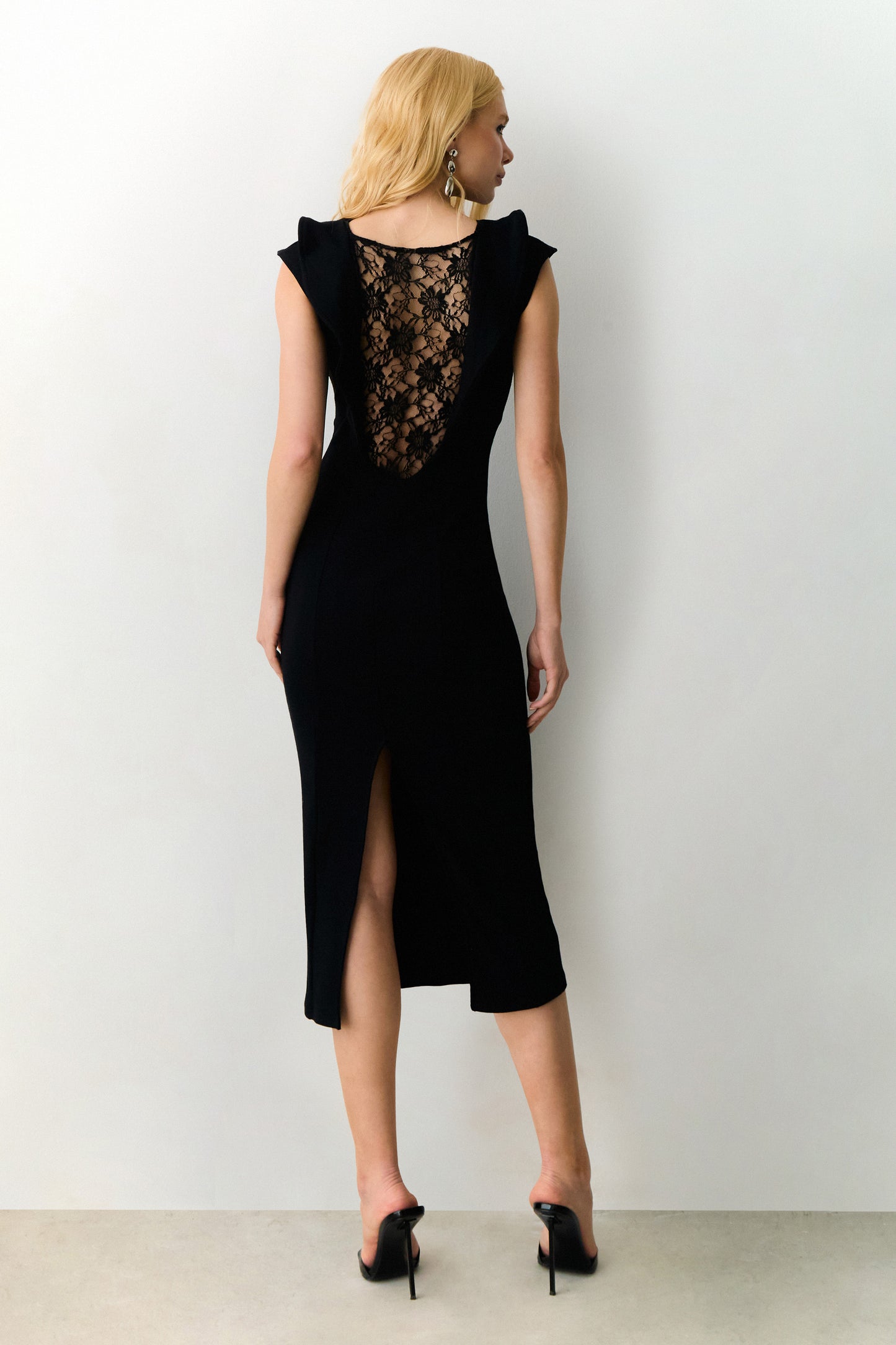 VESTIDO MIDI DECOTE U COSTAS ESTRUTURADO PRETO