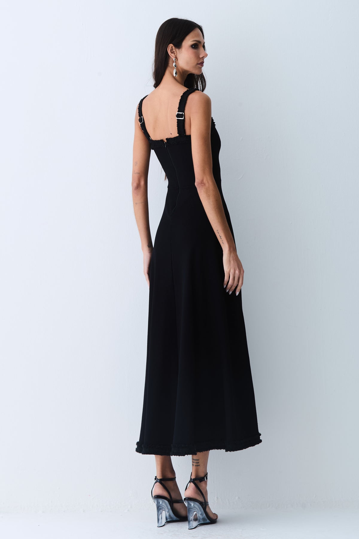 VESTIDO MIDI COM DETALHE AVIAMENTO BARRA E DECOTE PRETO