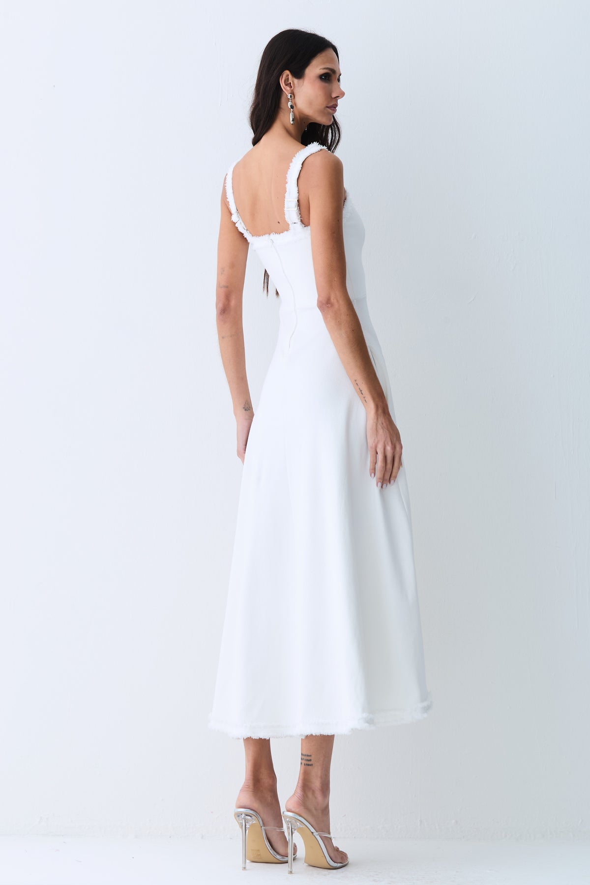 VESTIDO MIDI COM DETALHE AVIAMENTO BARRA E DECOTE OFF WHITE
