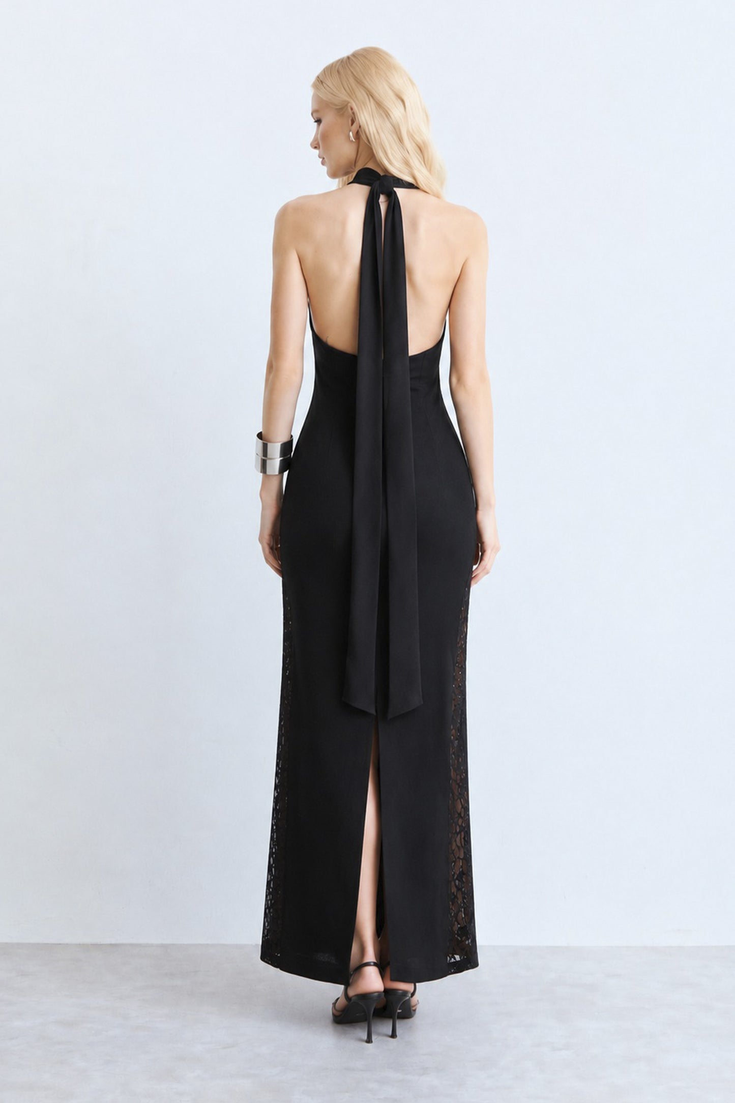 VESTIDO MIDI COM RENDA MEIO DECOTE E LATERAIS PRETO