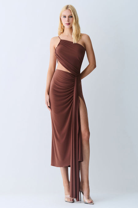 VESTIDO MIDI DECOTE DIAGONAL COM FRANZIDOS LATERAIS MARROM