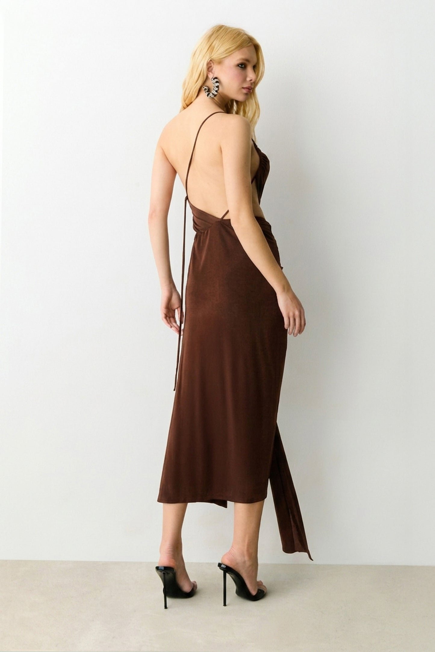 VESTIDO MIDI DECOTE DIAGONAL COM FRANZIDOS LATERAIS MARROM