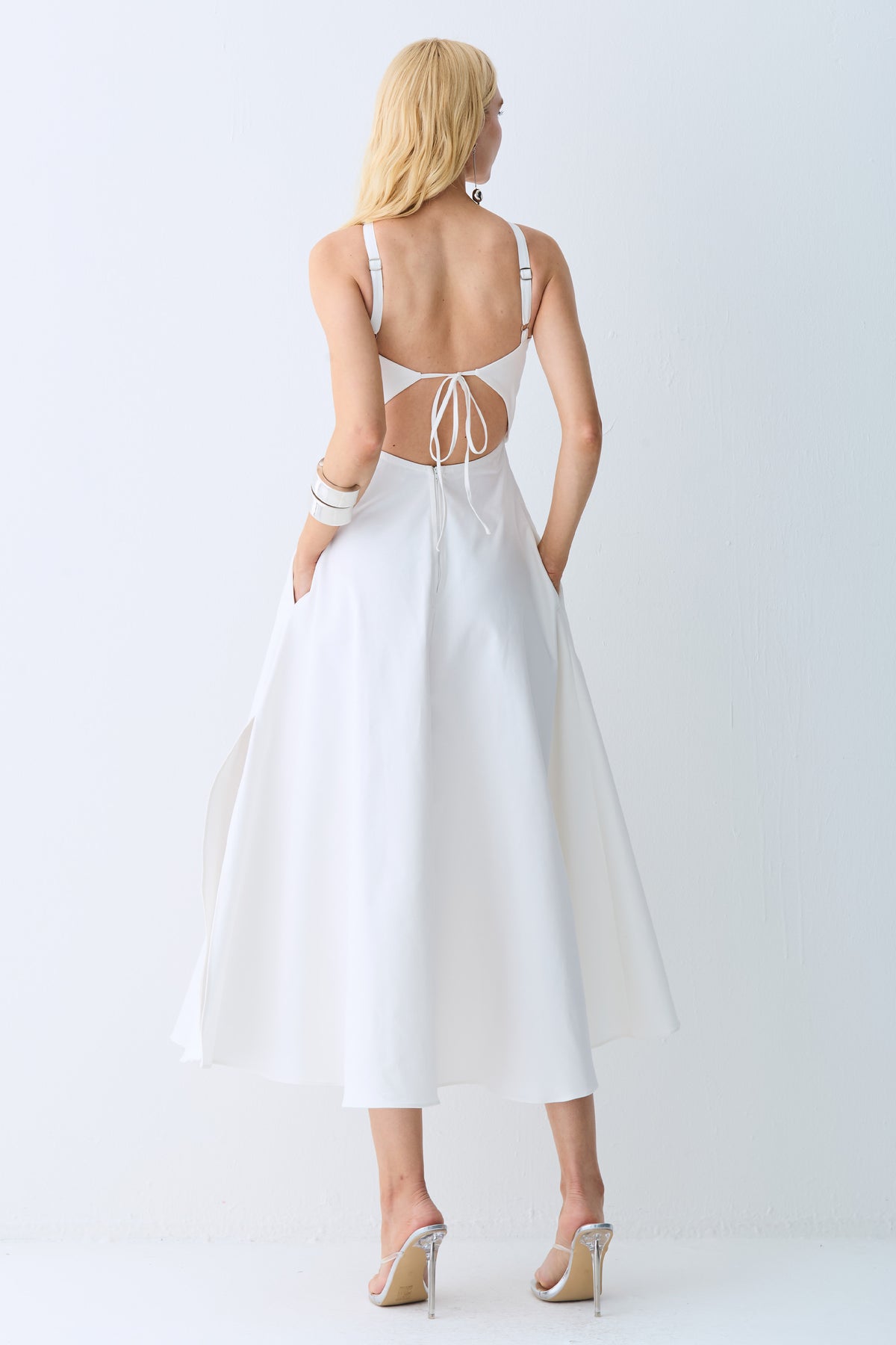 VESTIDO MIDI FRENTE UNICA AMARRACAO COSTAS SAIA AMPLA OFF WHITE