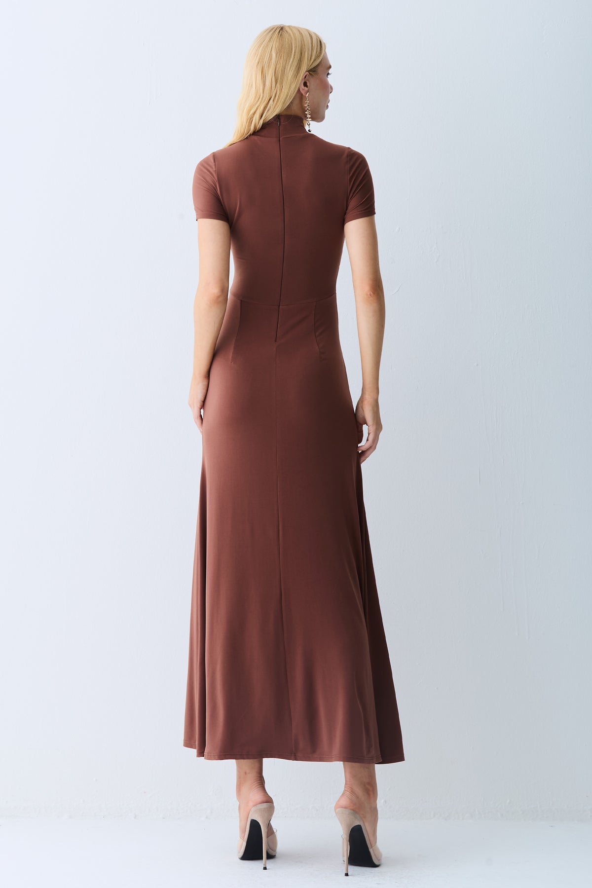 VESTIDO LONGO GOLA ALTA E DETALHE FRANZIDO LATERAL MARROM