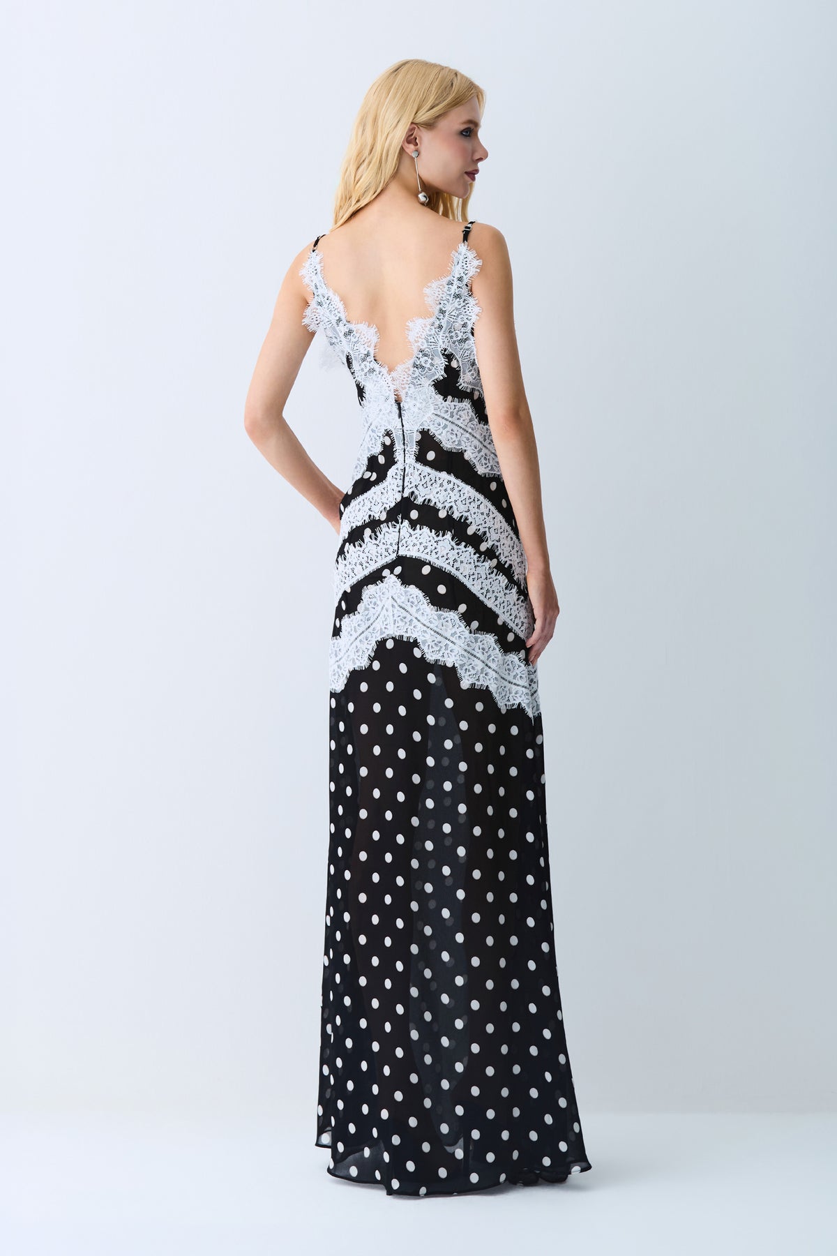 VESTIDO LONGO DECOTE V COM DETALHES EM RENDA BORDADAS POÁ PRETO
