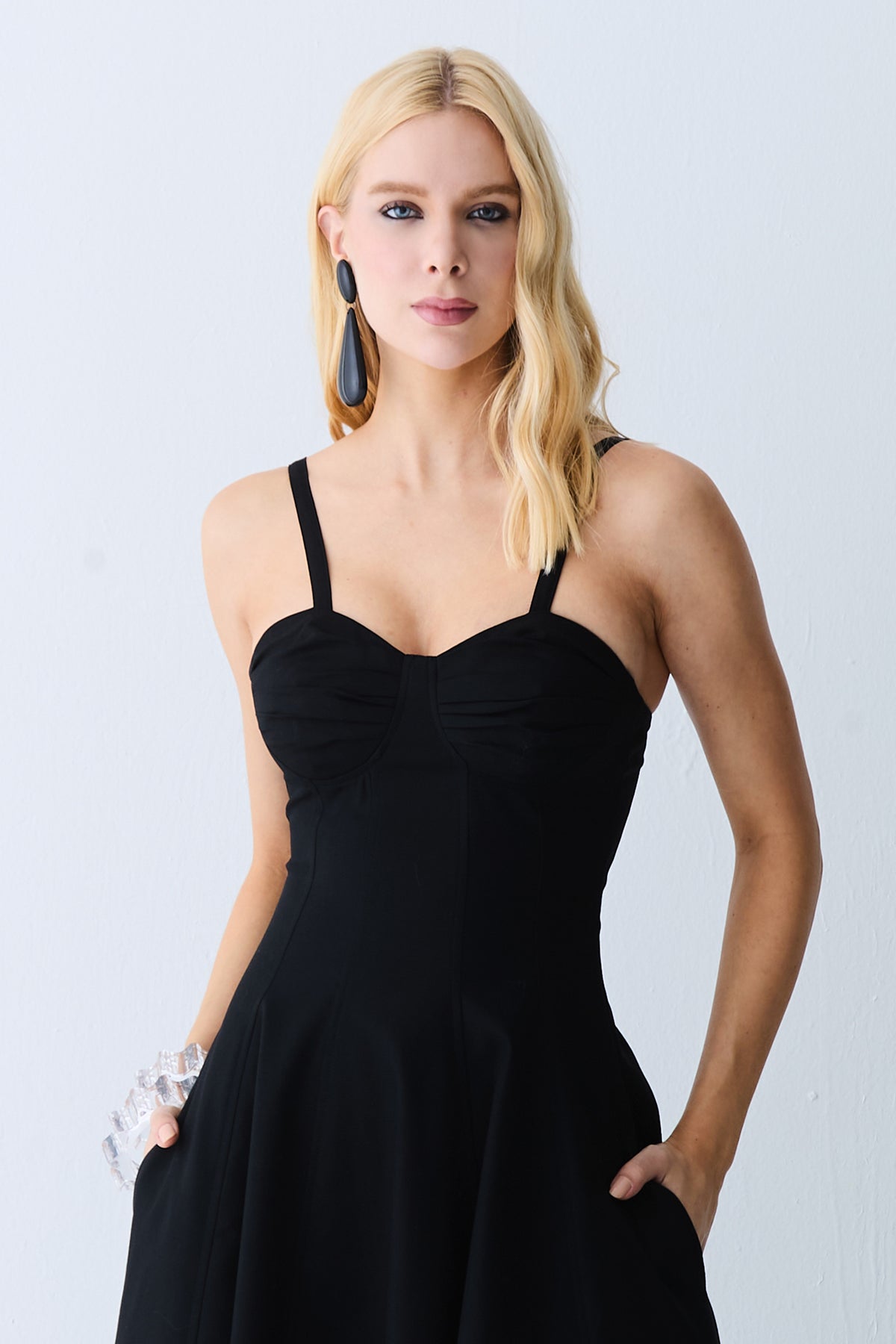 VESTIDO MIDI DRAPEADOS BUSTO E RECORTES PESPONTADOS PRETO