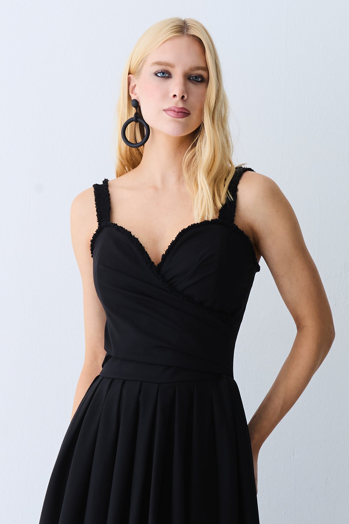 VESTIDO MIDI DETALHE DECOTE E ALCA COM PREGAS SAIA PRETO