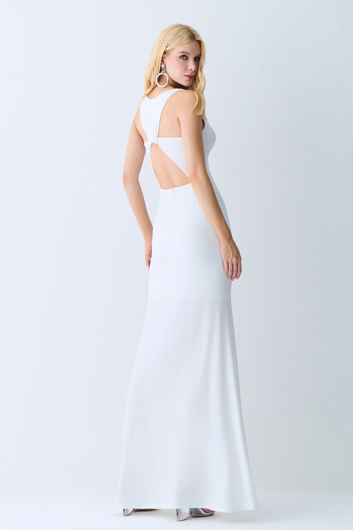 VESTIDO LONGO DECOTE V ABERTURA COSTAS E CAPA OFF WHITE