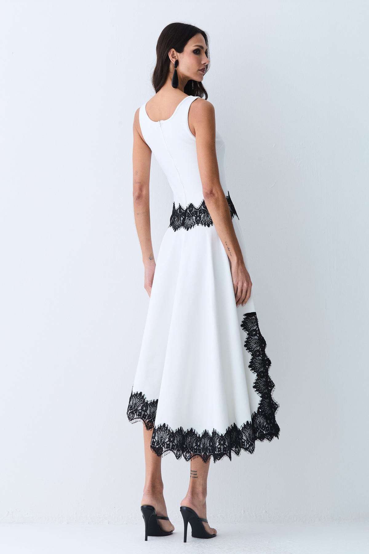 VESTIDO MIDI REGATA BARRA ASSIMETRICA DETALHES RENDA OFF WHITE
