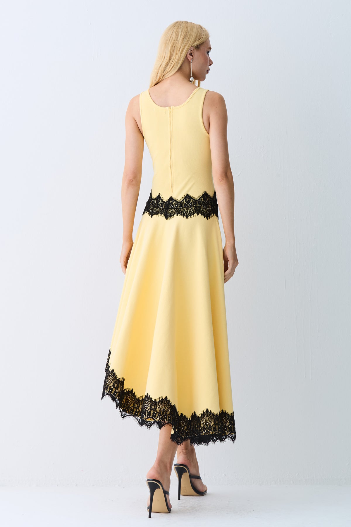 VESTIDO MIDI REGATA BARRA ASSIMETRICA DETALHES RENDA AMARELO MANTEIGA