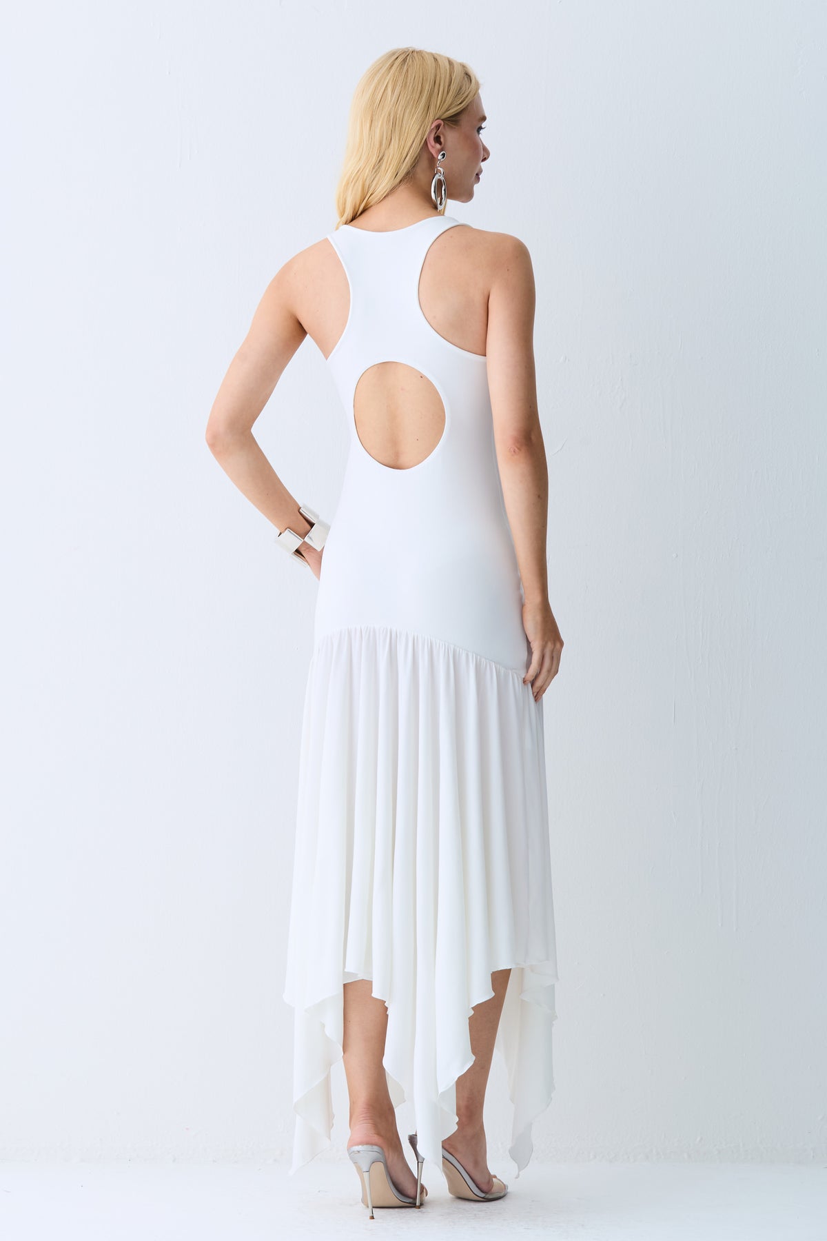 VESTIDO MIDI ABERTURA NAS COSTAS E ASSIMETRIA NA SAIA OFF WHITE