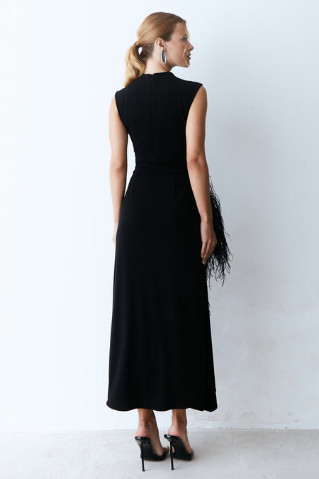 VESTIDO MIDI FRANZIDO OMBRO E LATERAL COM PLUMAS PRETO