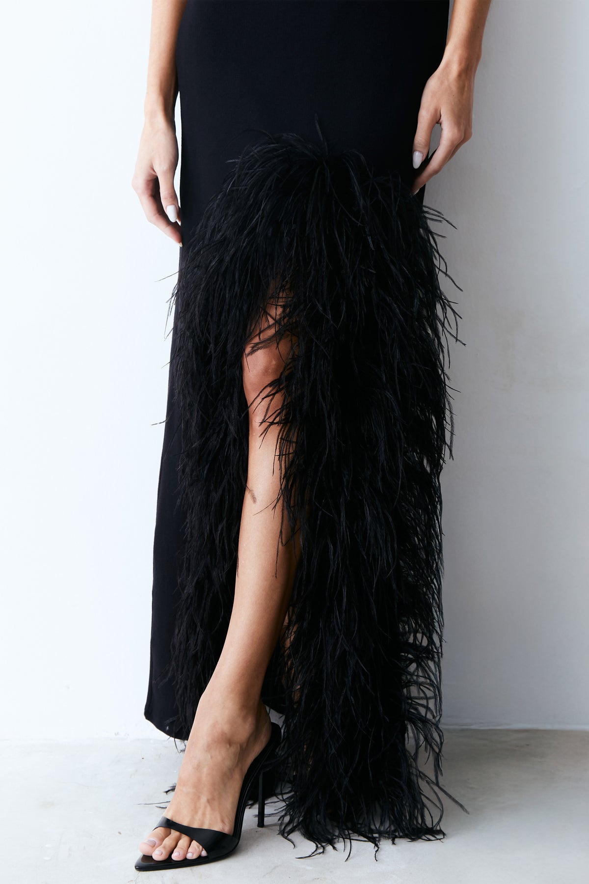 VESTIDO LONGO FRENTE UNICA AMARRACAO PESCOCO E PLUMAS PRETO
