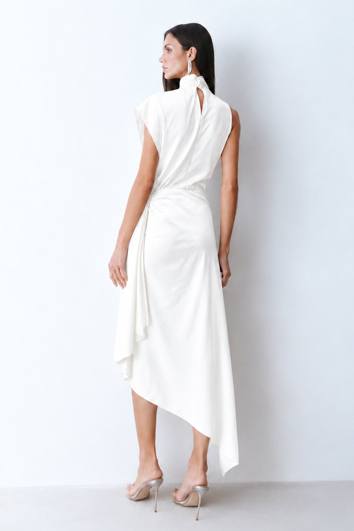 VESTIDO MIDI BARRA ASSIMETRICA CAIMENTO GOLA E DECOTE OFF WHITE