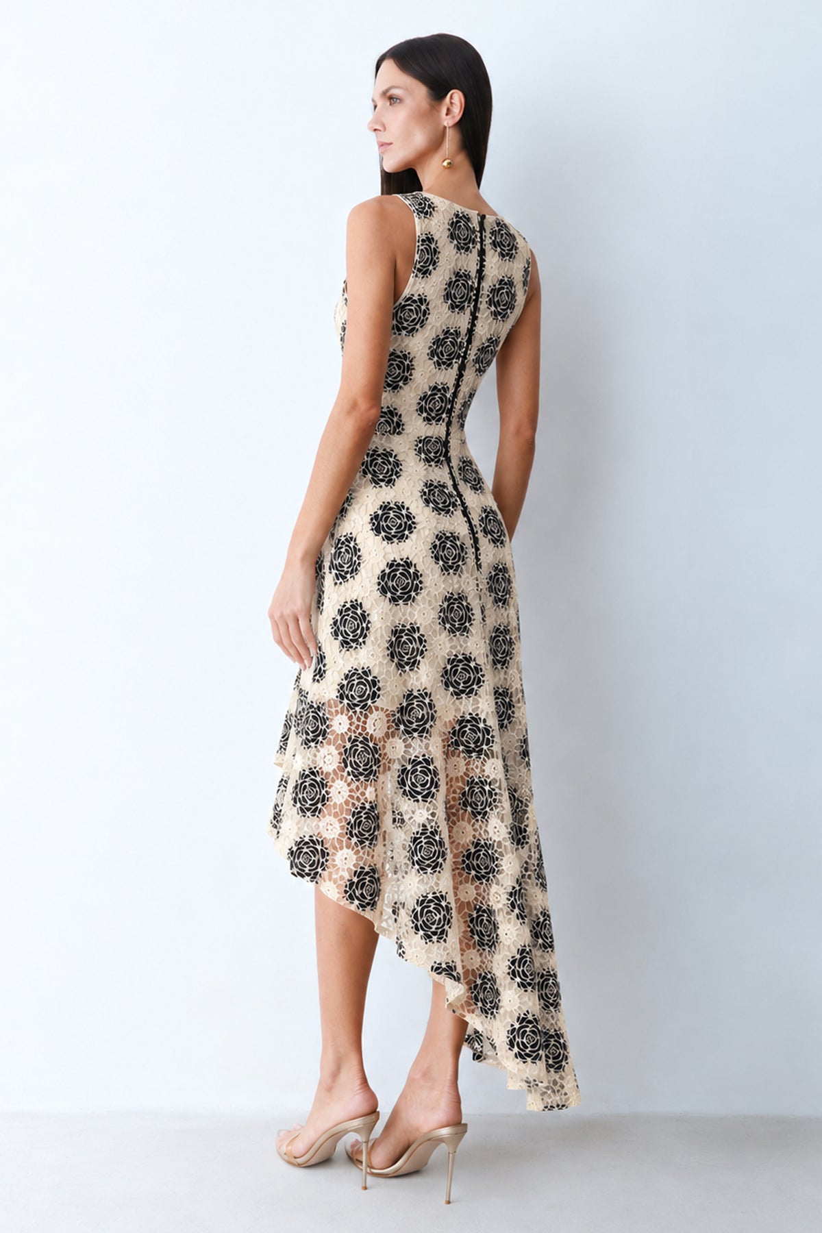 VESTIDO MIDI BARRA ASSIMETRICA EM TRICOT OFF COM PRETO