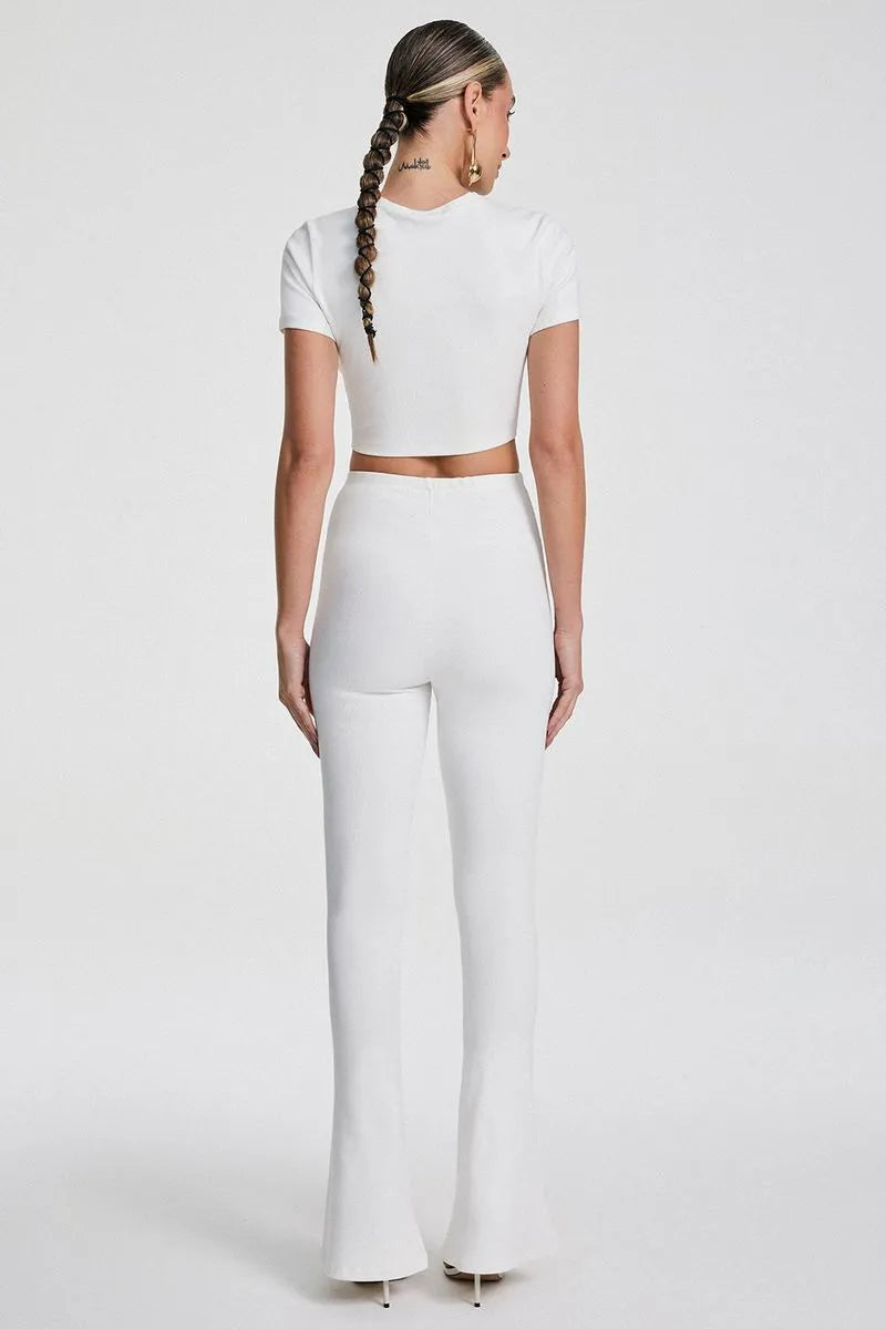 CALÇA FLARE COM DETALHE DE METAL NA LATERAL OFF WHITE