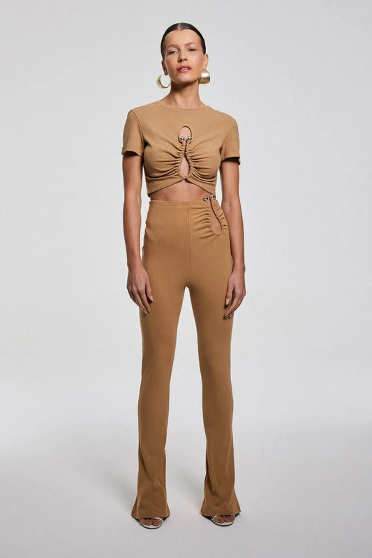 CALÇA FLARE COM DETALHE DE METAL NA LATERAL KAKI