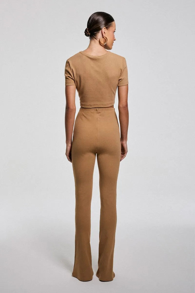 CALÇA FLARE COM DETALHE DE METAL NA LATERAL KAKI