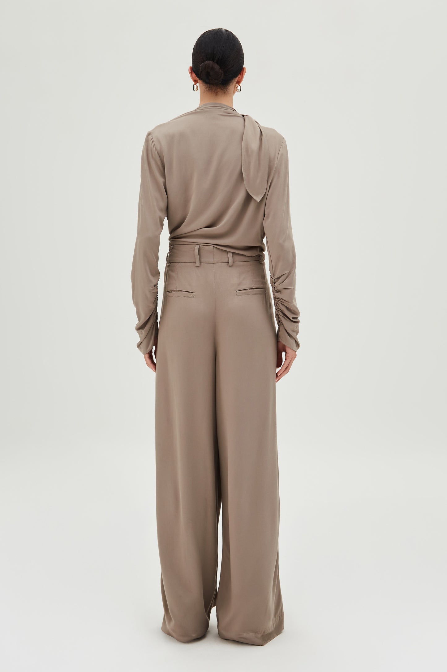 CALÇA PANTALONA ALFAIATARIA COM PREGAS E BOTÃO FORRADO CINZA OLIVA