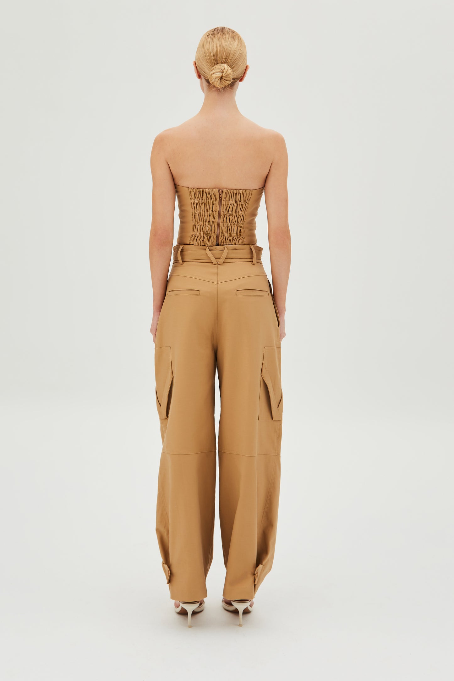 CALÇA CARGO COM CINTO E ZIPERES DE METAL KAKI