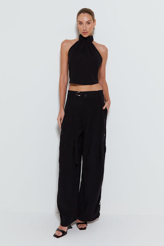 CALÇA RETA COM ZIPER DE METAL NAS LATERAIS E FIVELA PRETO