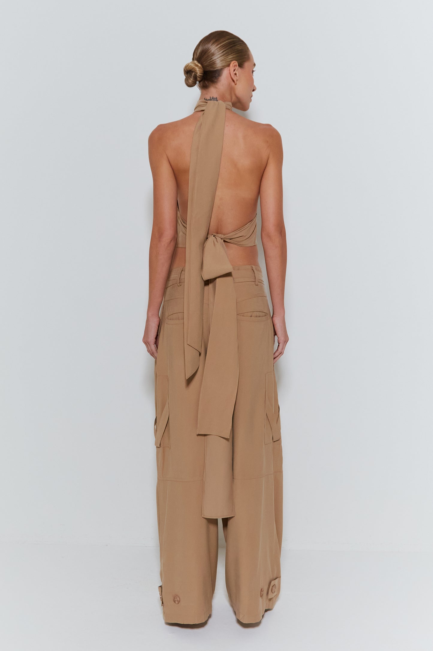 CALÇA RETA COM ZIPER DE METAL NAS LATERAIS E FIVELA KAKI