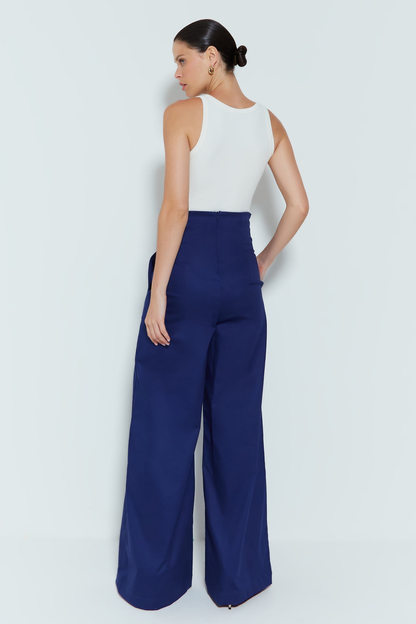 CALÇA PANTALONA CINTURA ALTA COM RECORTE NO COS AZUL CARBONO