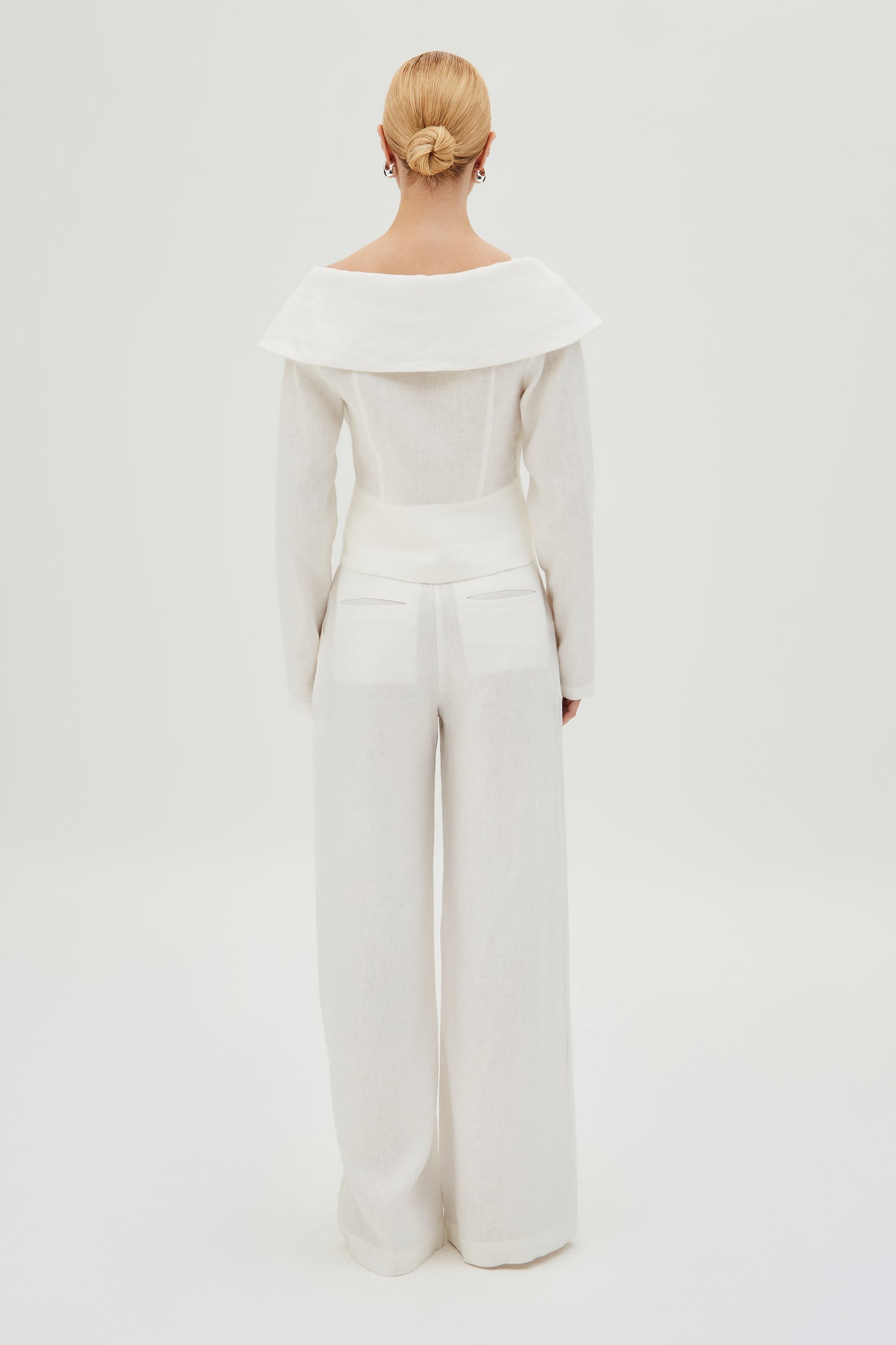 CALÇA RETA COM FRISO FRONTAL EM LINHO BRANCO