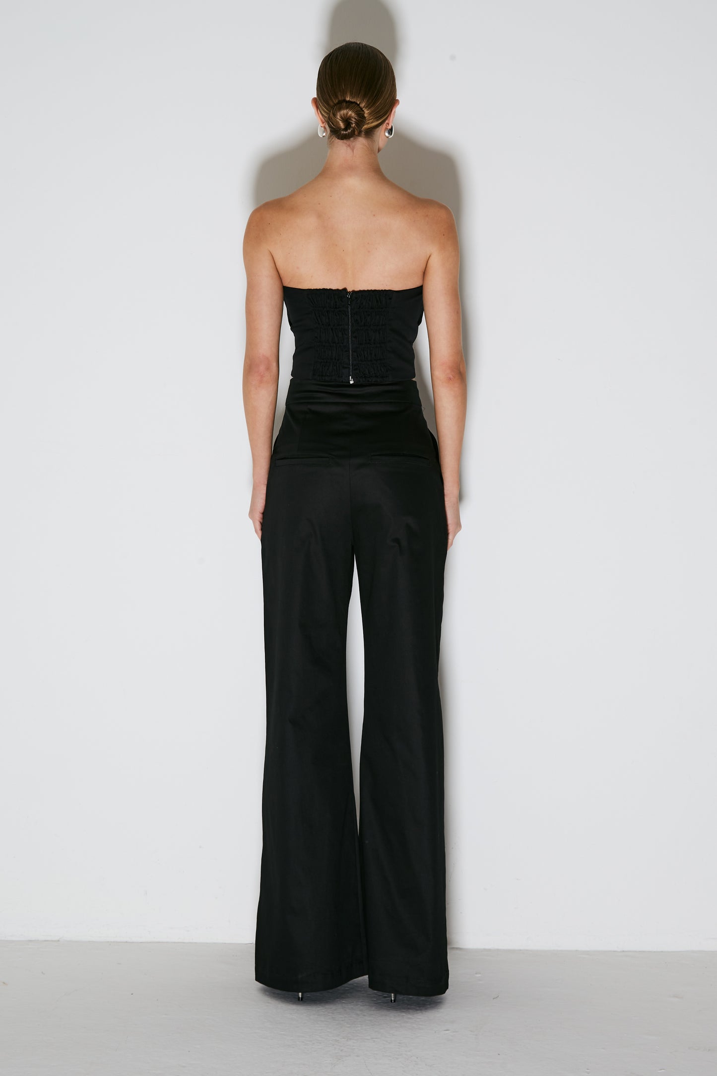 CALÇA PANTALONA ESTRUTURADA COM FRISOS PRETO