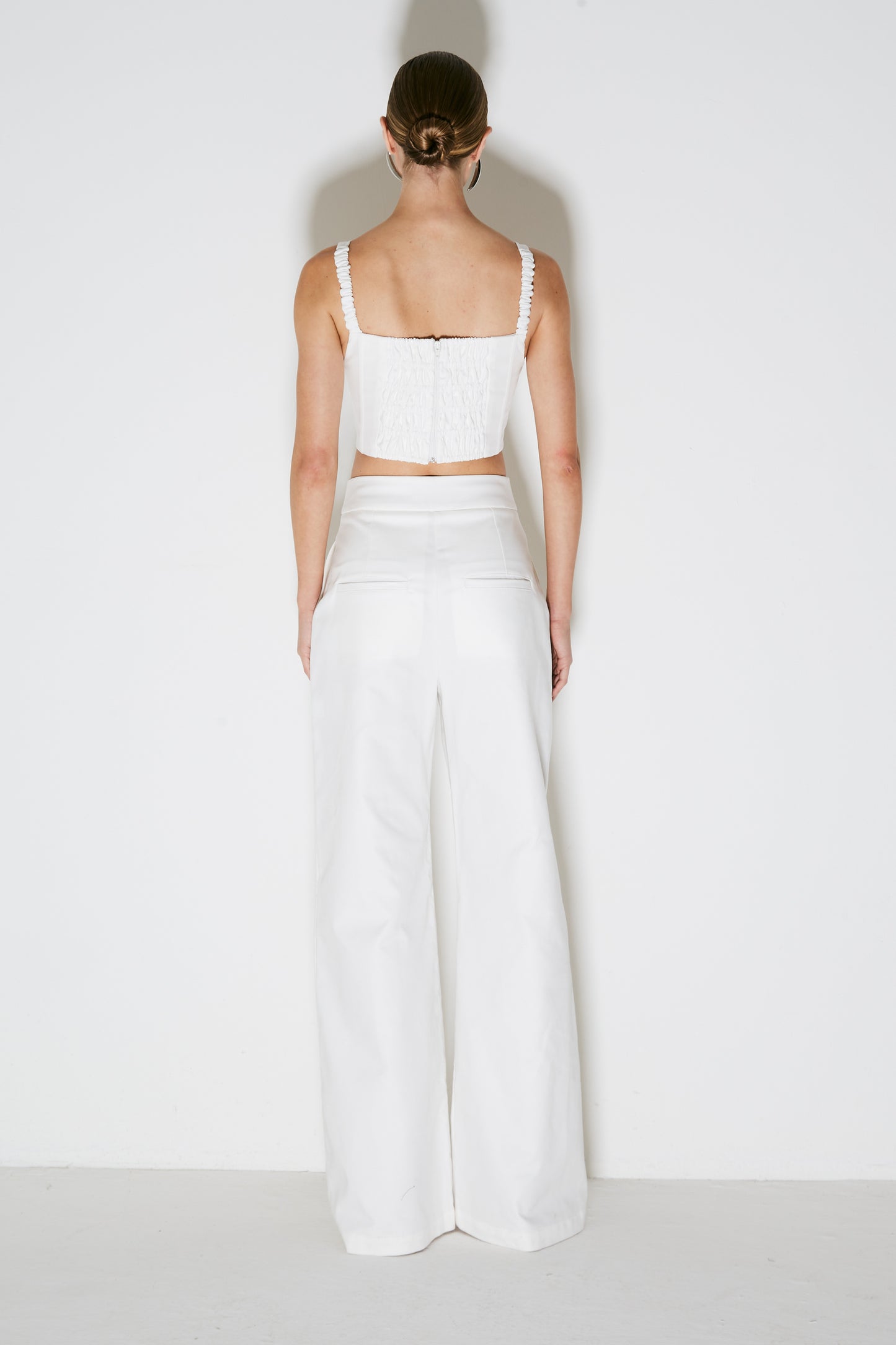 CALÇA PANTALONA ESTRUTURADA COM FRISOS OFF WHITE